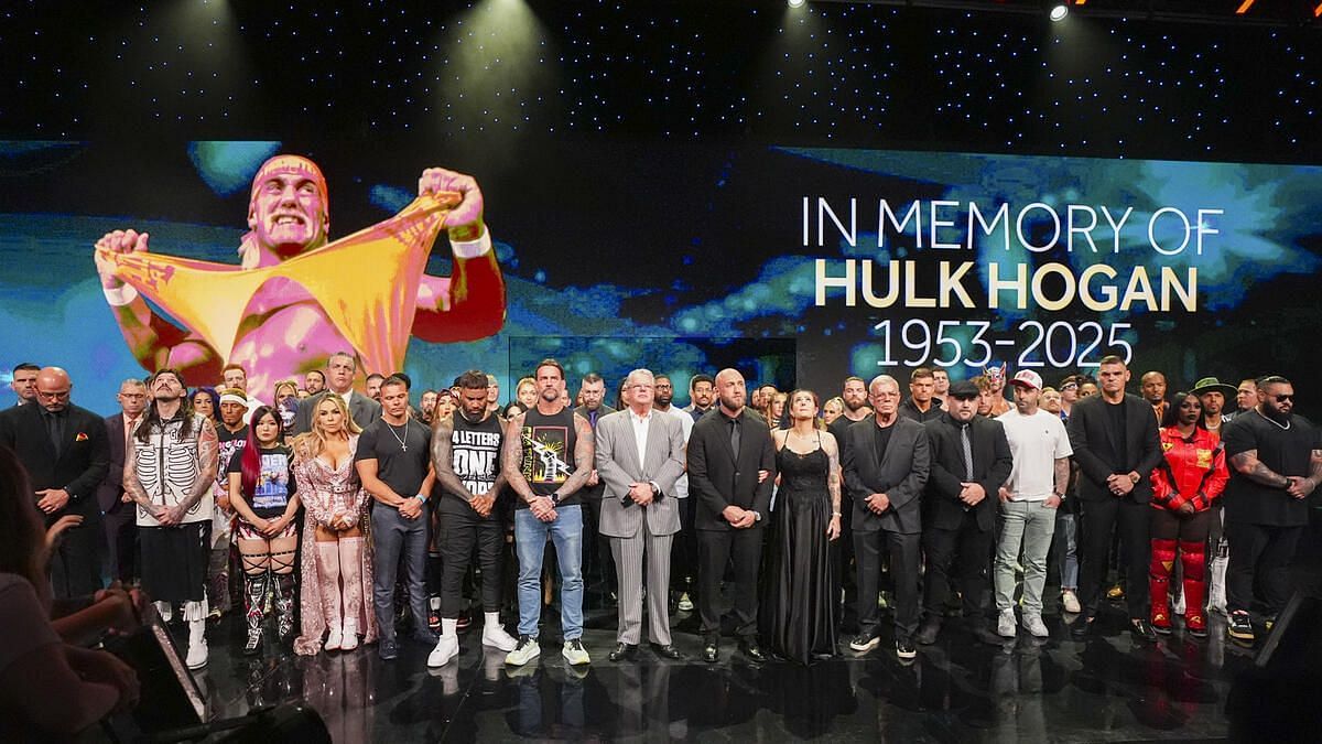 The RAW roster paid tribute to Hulk Hogan [Image: WWE.com]