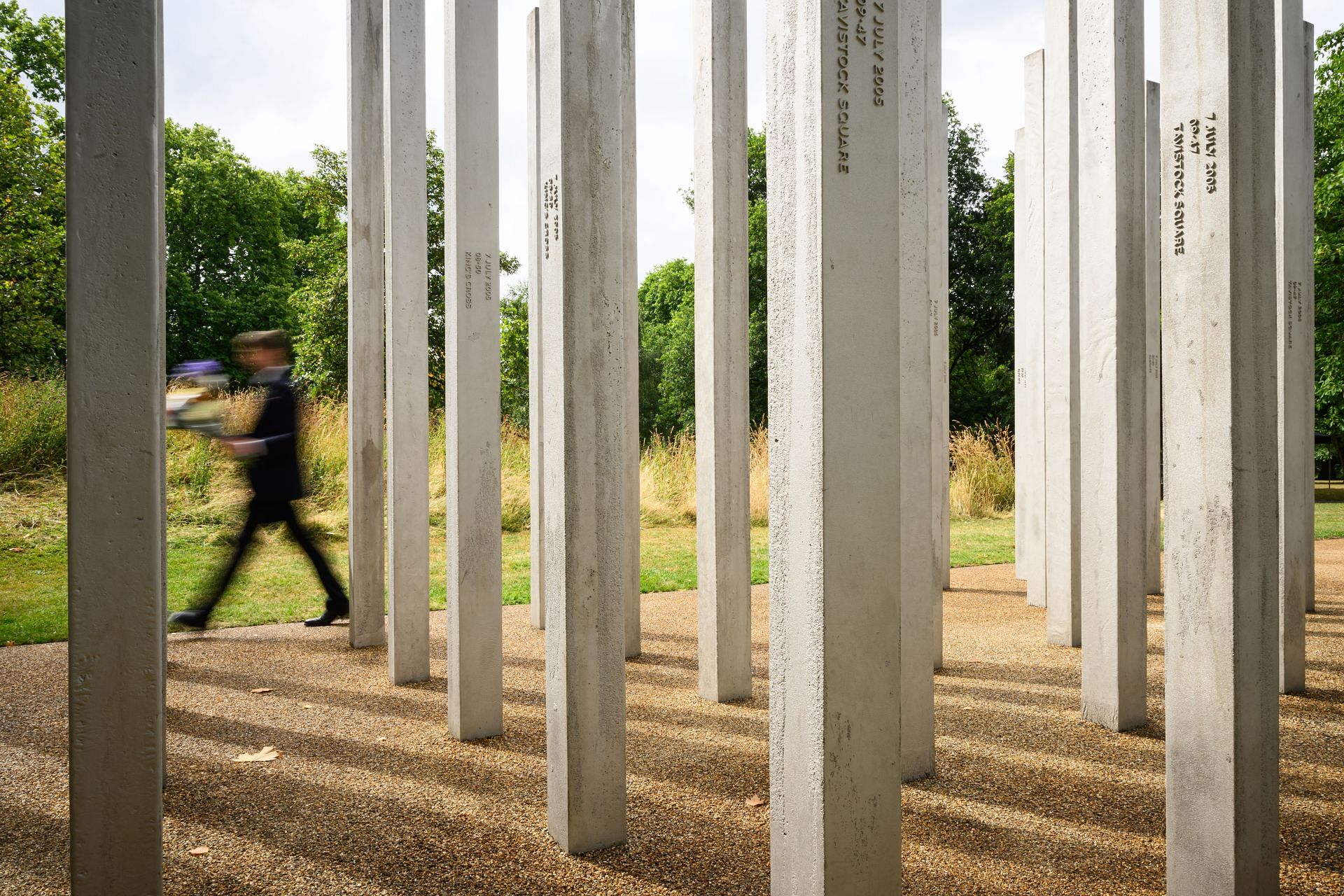 No 20º aniversário dos ataques terroristas em Londres, as grinaldas foram jogadas no Monumento Hyde Park 7/7 (foto via getty)