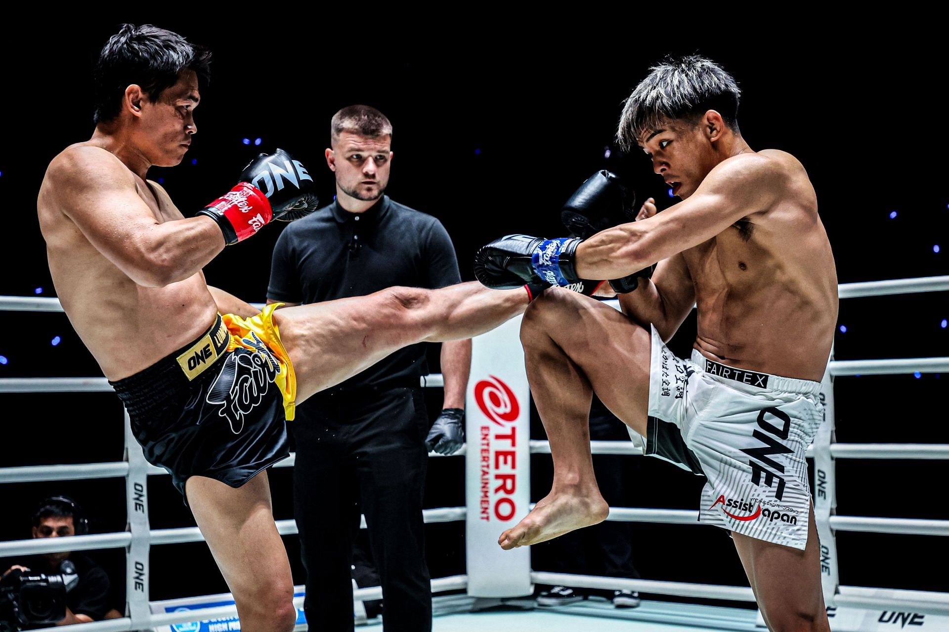 (From left) Petchtanong Petchfergus and Yuki Yoza in action at ONE Friday Fights 116. [Image courtesy from ONE Championship]