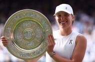Iga Swiatek poses with the Venus Rosewater Dish after winning the women's singles title at the 2025 Wimbledon Championships (Source: Getty)