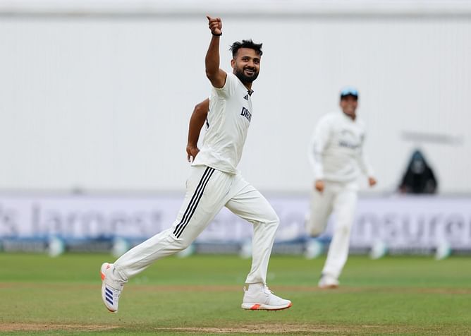 Akash Deep bags maiden five-fer as Jamie Smith holes out to deep square leg after valiant 88 in ENG vs IND 2025 2nd Test [Watch]