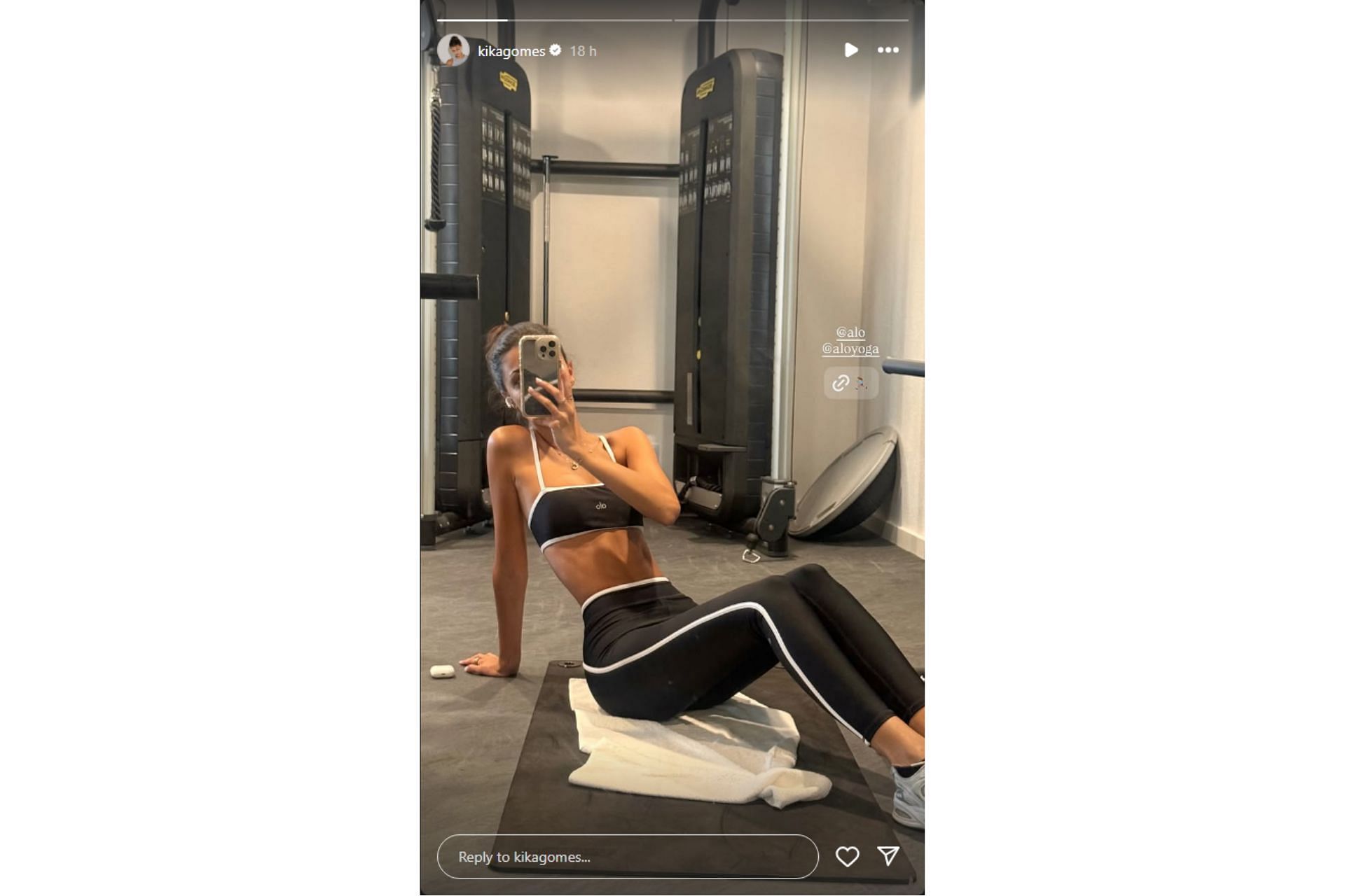 Kika Gomes flaunts her toned abs at the gym right after her workout (@kikagomes on Instagram)