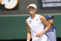 WATCH: Iga Swiatek tells fans not to snitch in adorable Wimbledon moment as she continues hoarding towels after reaching SF