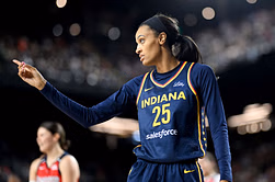 “Standing ovation for the fraud and quitter”: Fever fans furious as DeWanna Bonner makes grand public appearance in Phoenix to rousing welcome