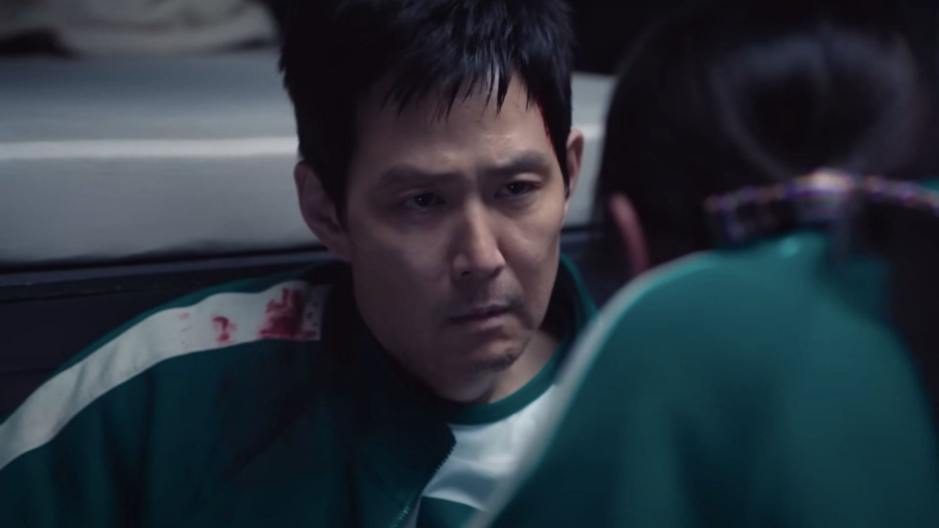 Gi-hun dies to protect the newborn (Image via YouTube/Netflix)