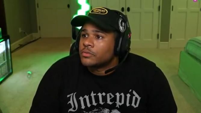 Fanum has invited Ray to stream in his room in the AMP Summer House