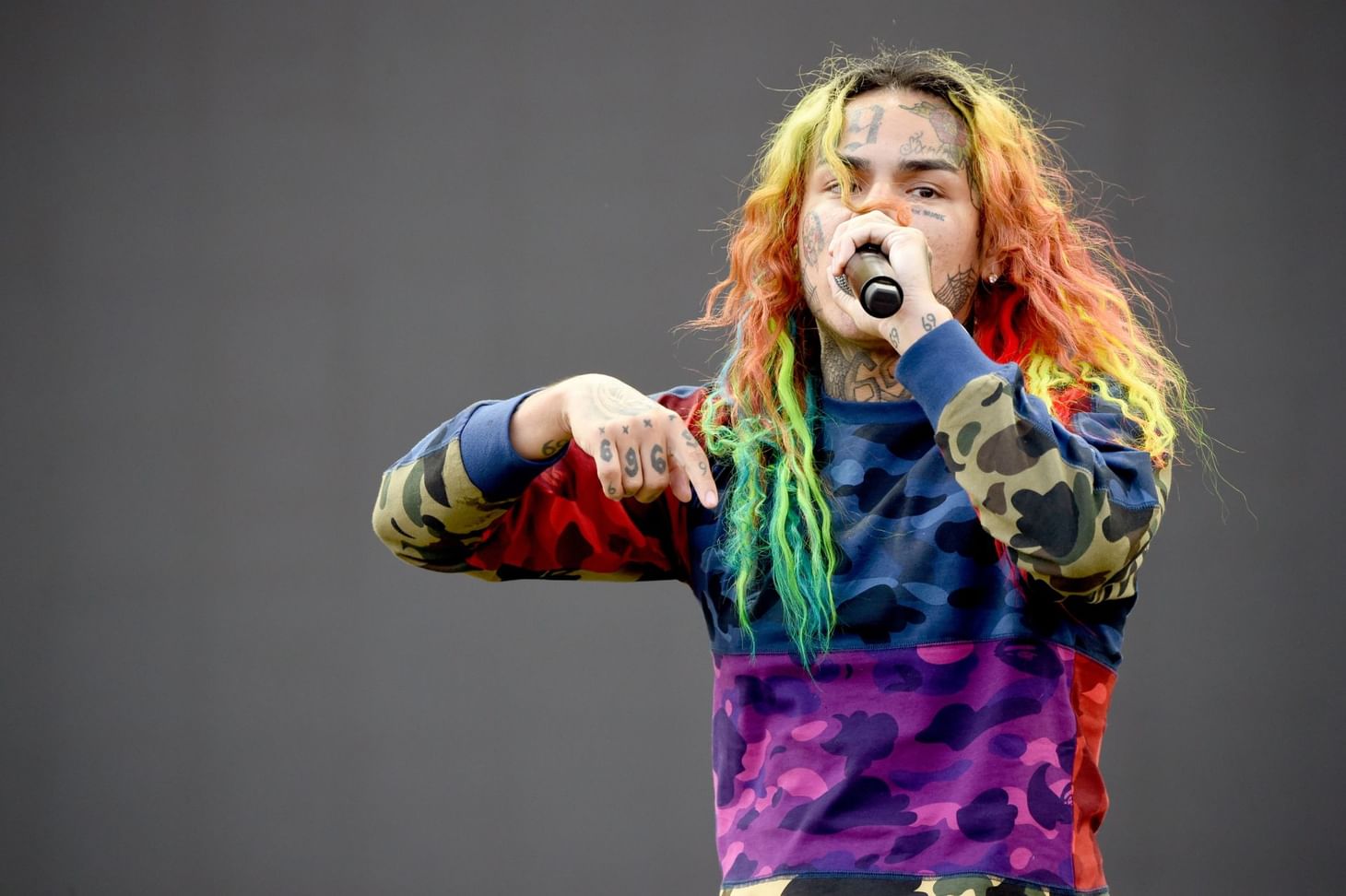 Rapper 6ix9ine explodes on cops after being escorted from
