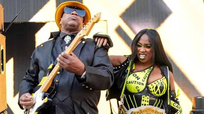 Naomi's father suddenly drops a huge hint at her announcement on WWE RAW