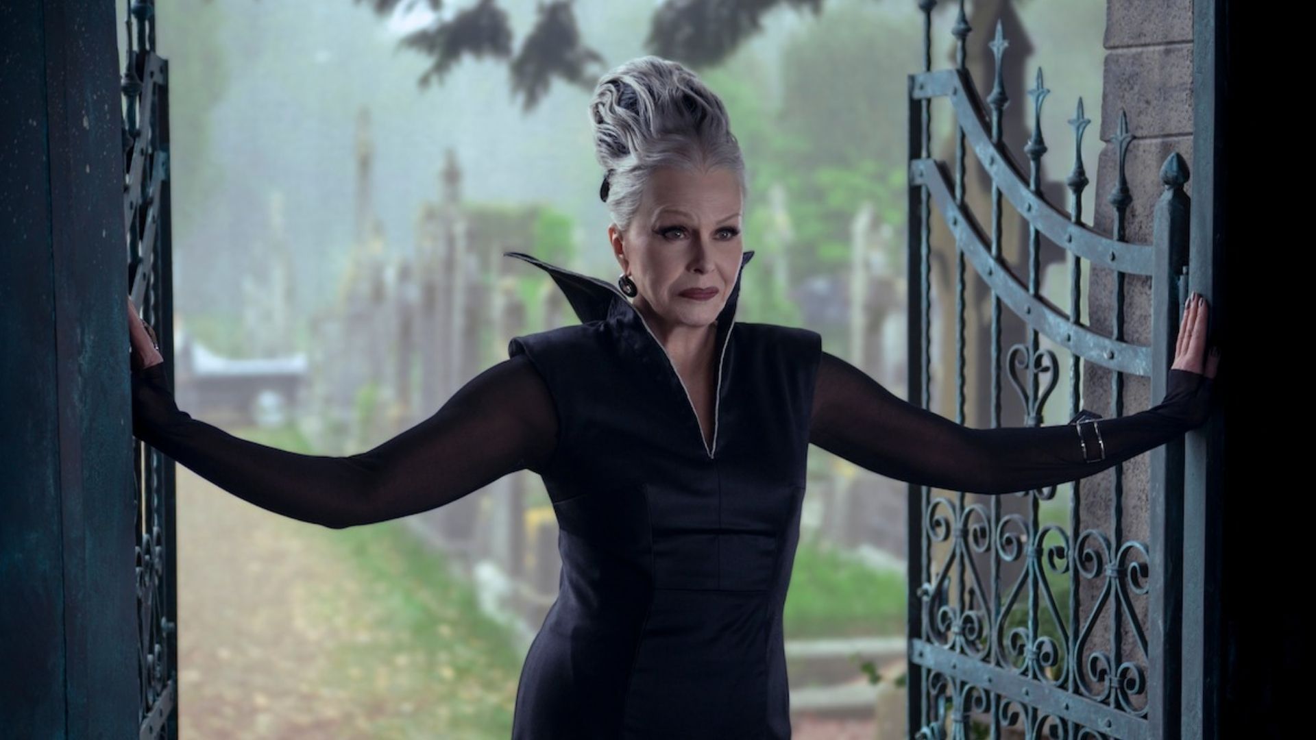 Joanna Lumley plays Hester Frump (Image via Netflix)