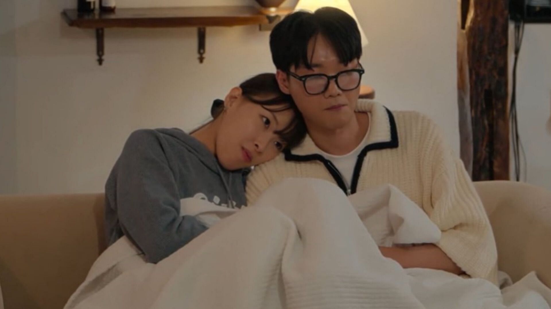 Better Late Than Single&rsquo;s Jeong-mok and Ji-yeon (Images via Netflix)