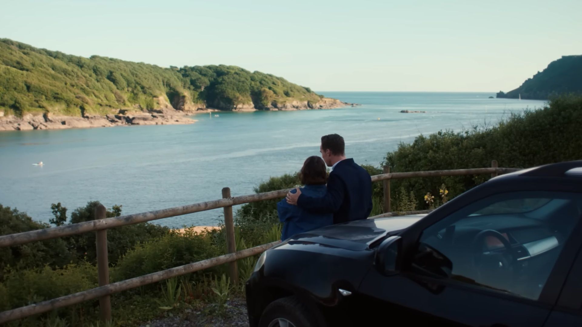  Benedict Cumberbatch and Olivia Colman as Theo and Ivy embracing by the seaside in The Roses, symbolising fragile reconciliation before inevitable downfall.