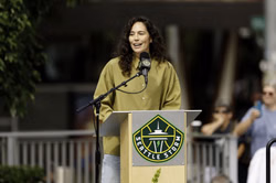 "AI & Dwyane Wade punching air rn" - WNBA fans react to Sue Bird's bronze statue tribute in Seattle