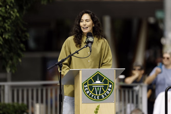 "AI & Dwyane Wade punching air rn" - WNBA fans react to Sue Bird's bronze statue tribute in Seattle