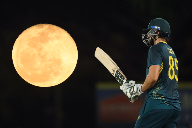 RCB star leaves Nqabayomzi Peter stunned by clobbering 112m six out of the ground in AUS vs SA 2nd T20I [Watch]