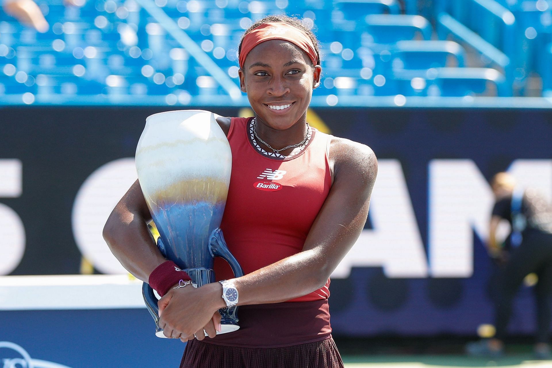 Coco Gauff poses with the Cincinnati Open 2023 trophy | Image Source: Getty