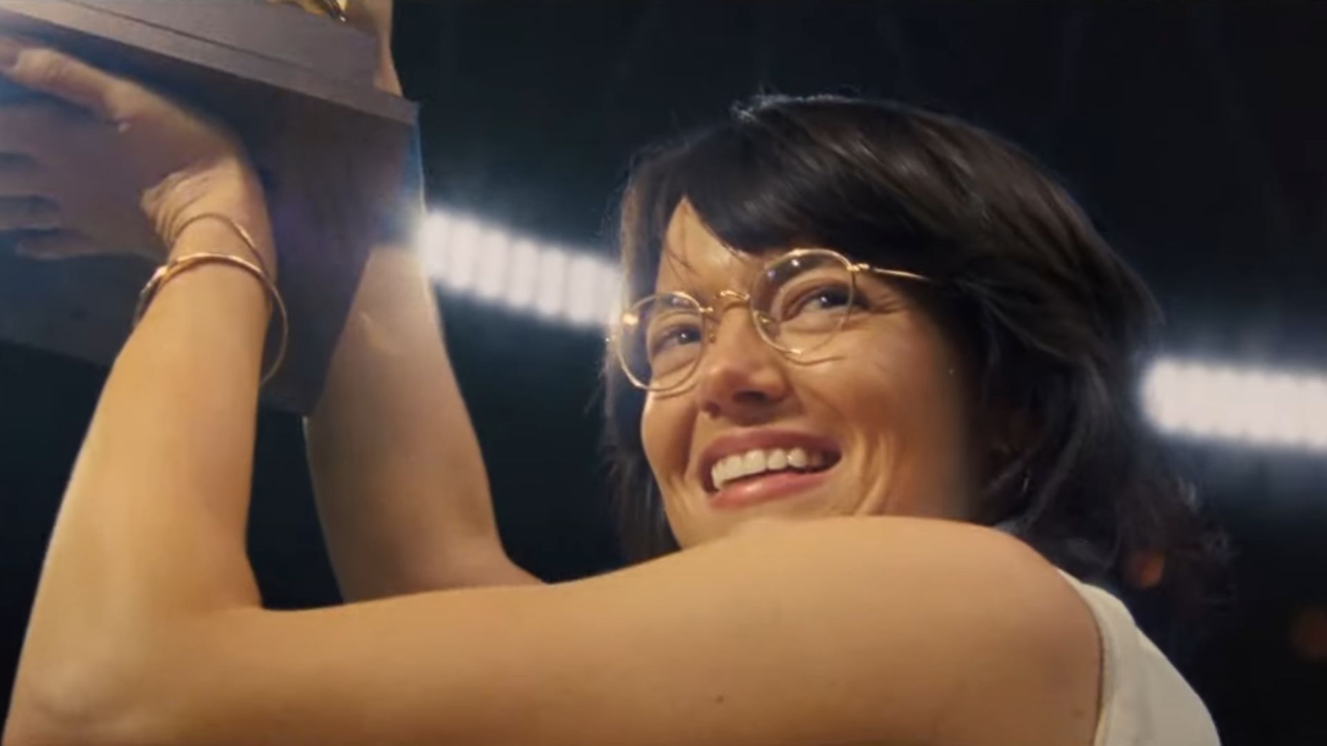 Stone as the iconic tennis player (Image via YouTube/ SearchlightPictures)