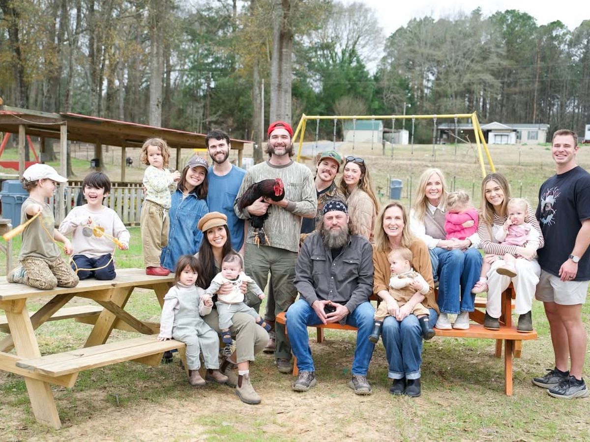 The Robertson family from Duck Dynasty: The Revival (Image via Instagram/@duckdynastyae)