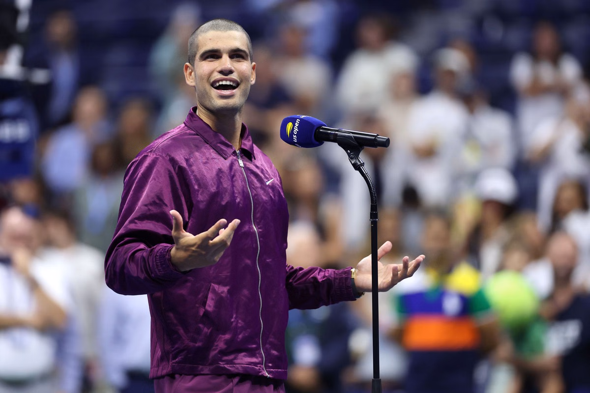 "Carlos Alcaraz keeps forgetting that he’s bald" - Fans in splits over Spaniard's fruitless gesture after US Open 1R win