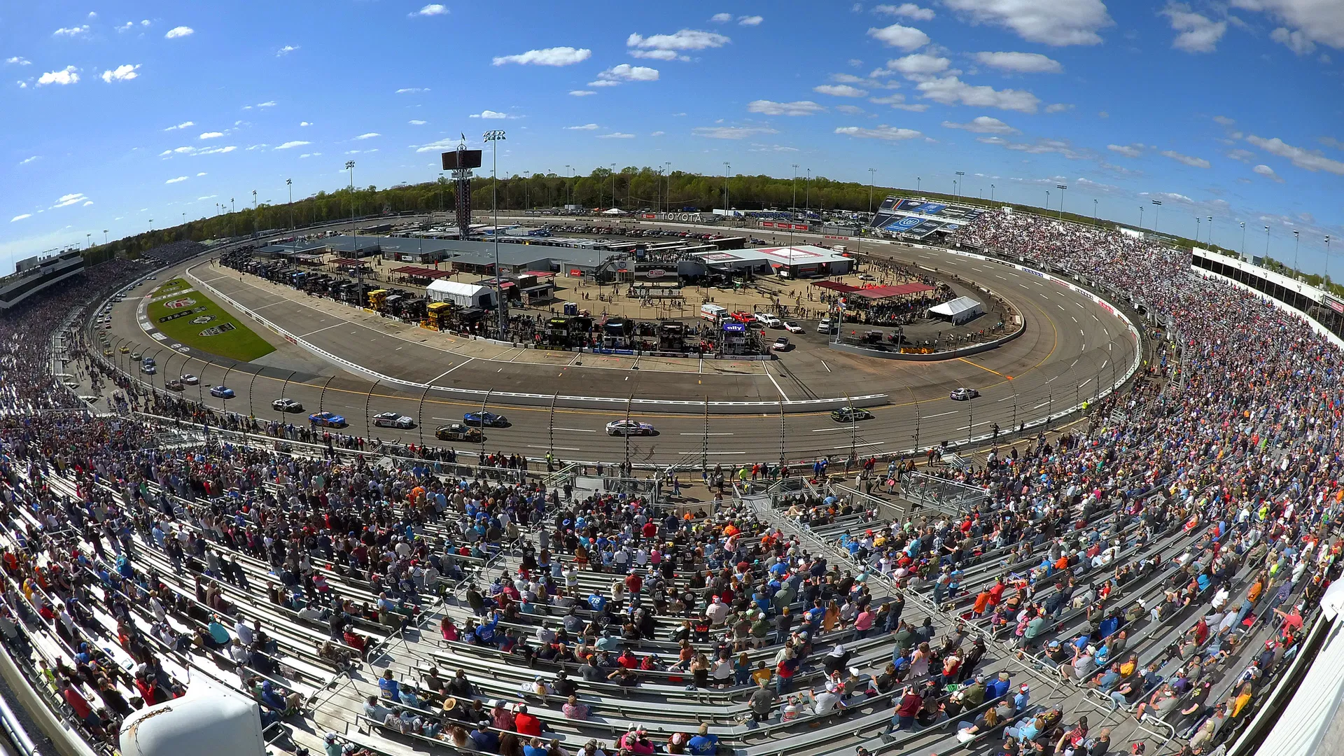 Alex Bowman (48) leads during the Toyota Owners 400 at Richmond Raceway. Source: Imagn