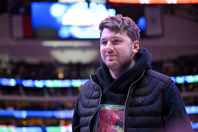 WATCH: Luka Doncic sips beer and sings his heart out with Rob Pelinka at Backstreet Boys concert