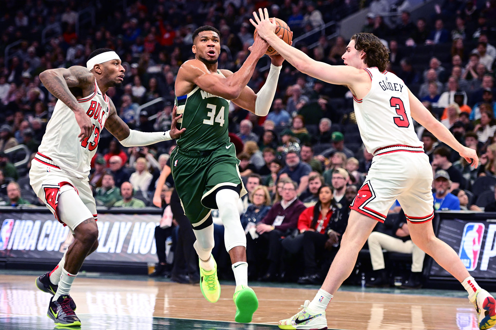 "Just come to the Bulls already" - NBA fans abuzz as Giannis Antetokounmpo uses Bulls intro music to unveil Greece jersey amid trade rumors