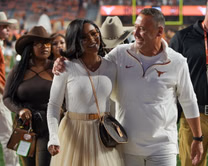 Steve Sarkisian's wife Loreal Sarkisian flexes her new look in stylish all-white outfit, shares pics on IG