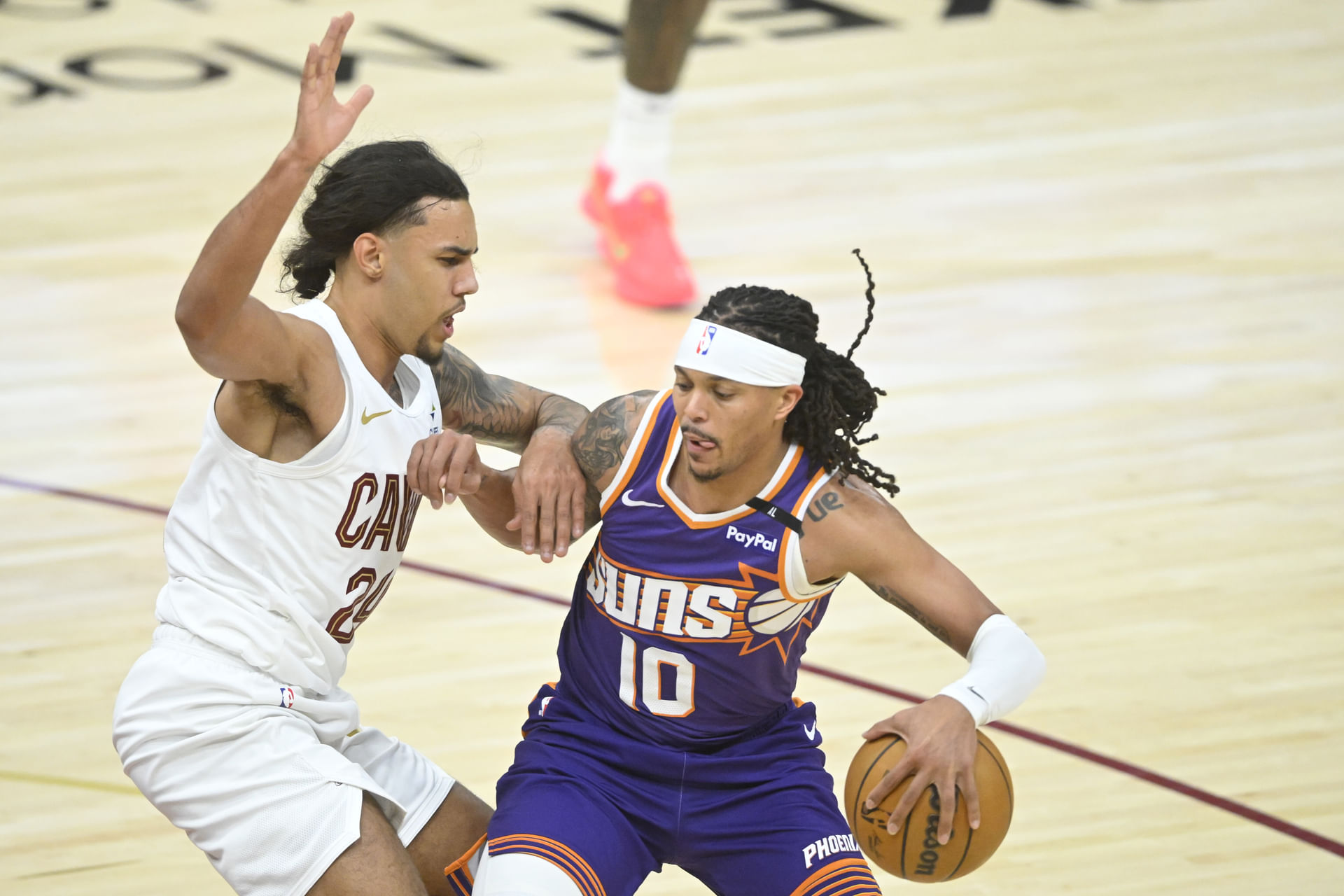 Cleveland Cavaliers forward Jaylon Tyson (24) defends Phoenix Suns guard Damion Lee (10) in the fourth quarter at Rocket Mortgage FieldHouse. Mandatory Credit: David Richard - Source: Imagn