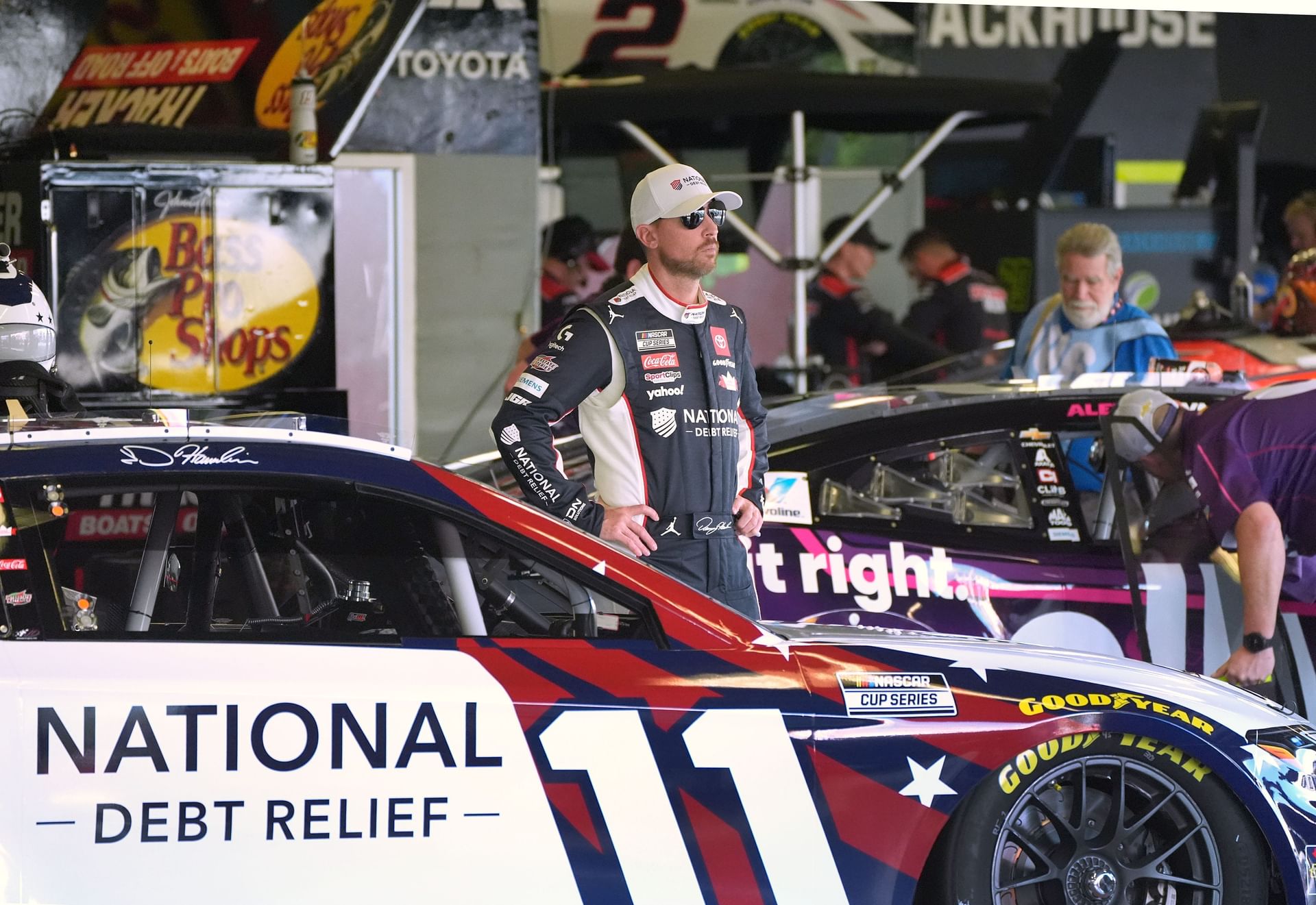 Denny Hamlin stojí vedle jeho ne. 11 Toyota Camry XSE - Zdroj: Imagn