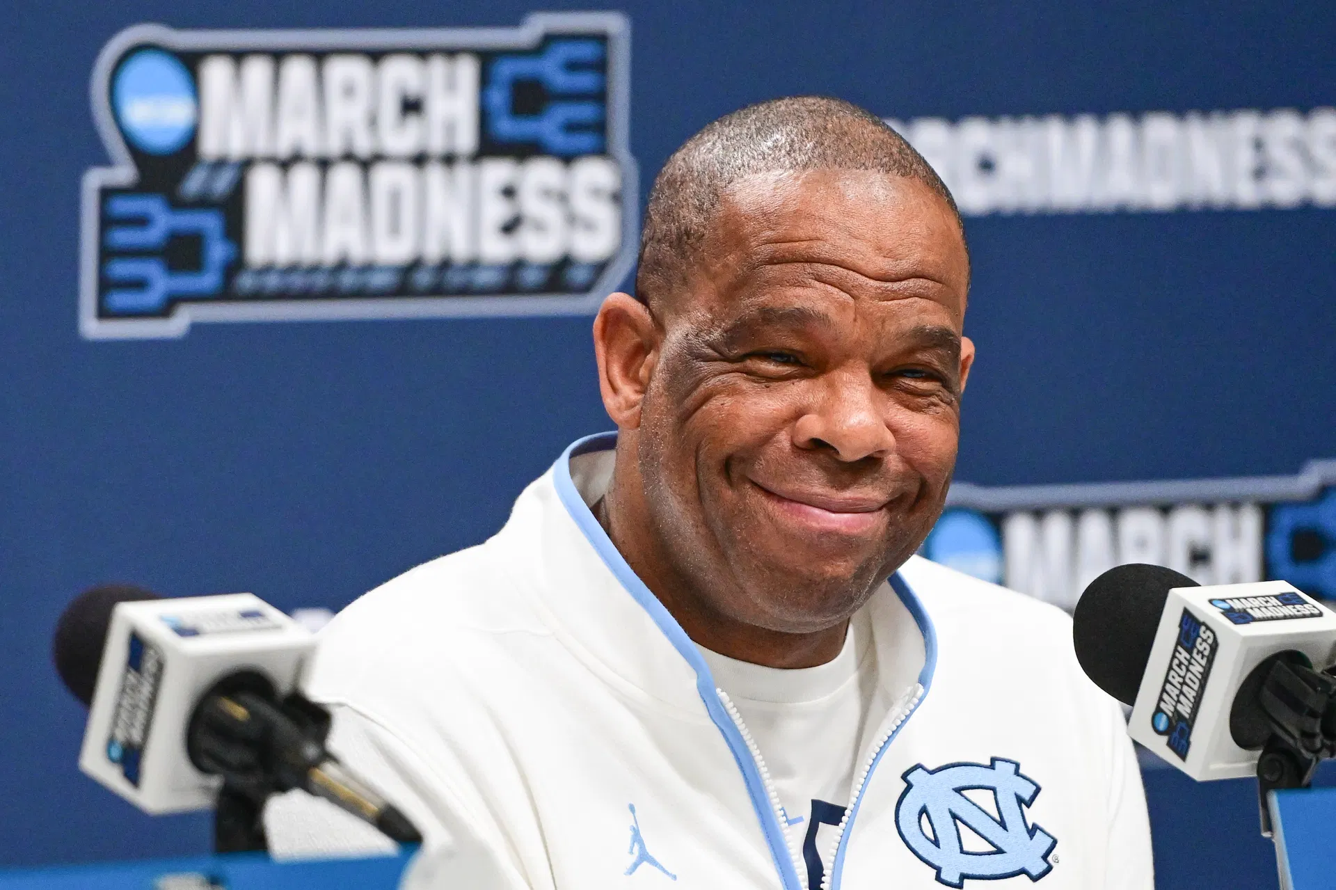 NCAA analyst predicts North Carolina's future under Hubert Davis: "It's all about the front four" thumbnail