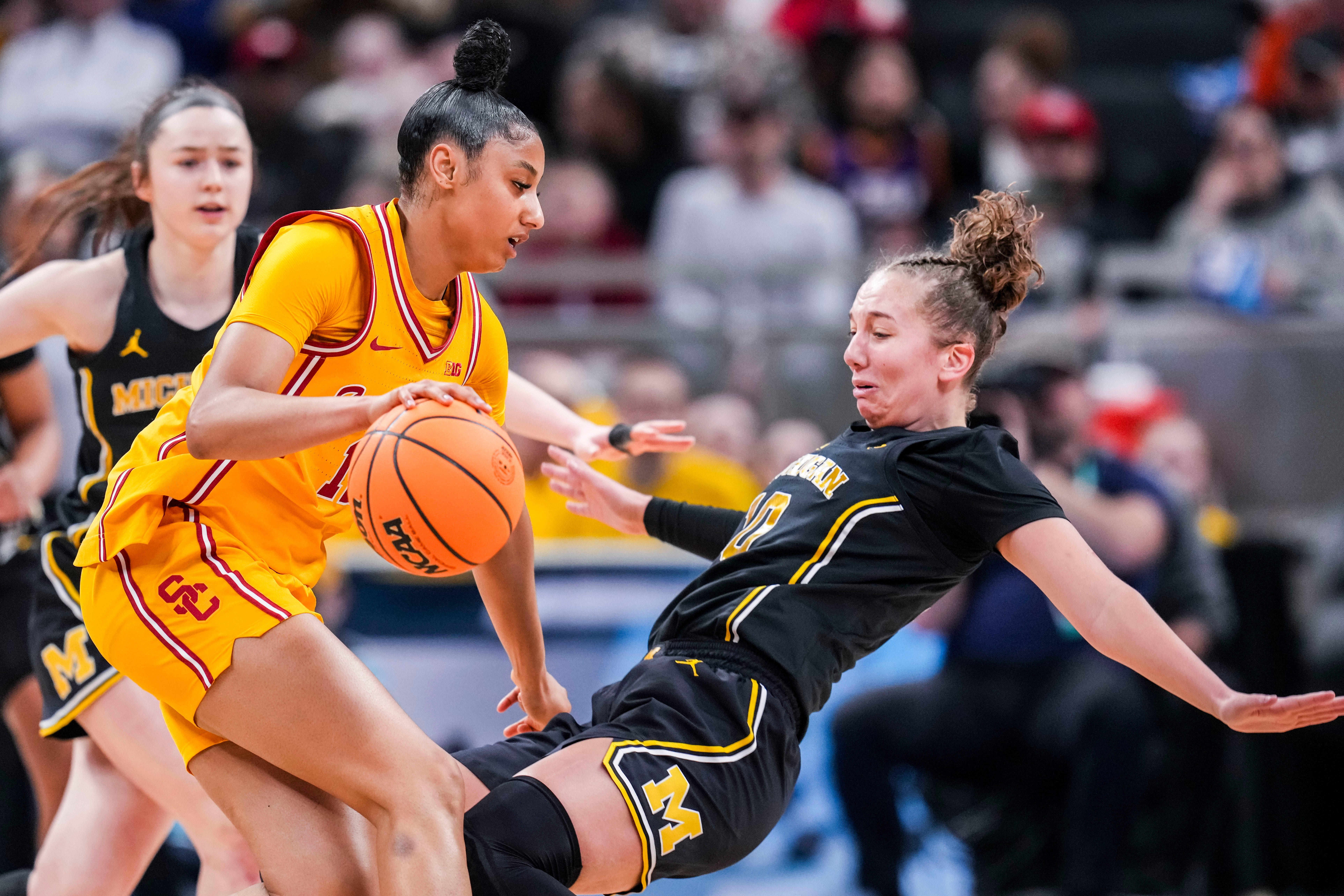 R&B singer Kehlani gives a sweet shoutout to JuJu Watkins as USC star hooper jams to her music