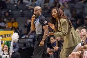 Notre Dame HC Niele Ivey shows support for Skylar Diggins after impressive 23-point display