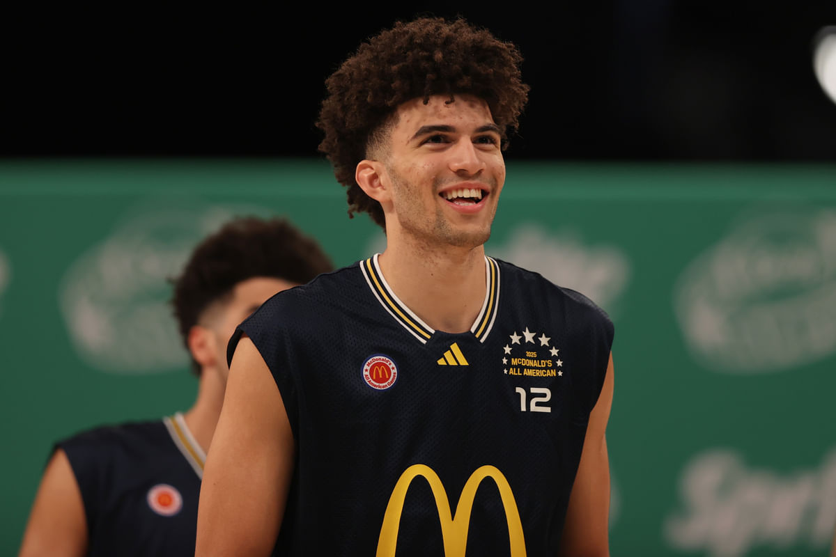 Duke freshman Cameron Boozer flirts with GF Lauren as she turns heads in Miami Hurricanes cheerleading outfit