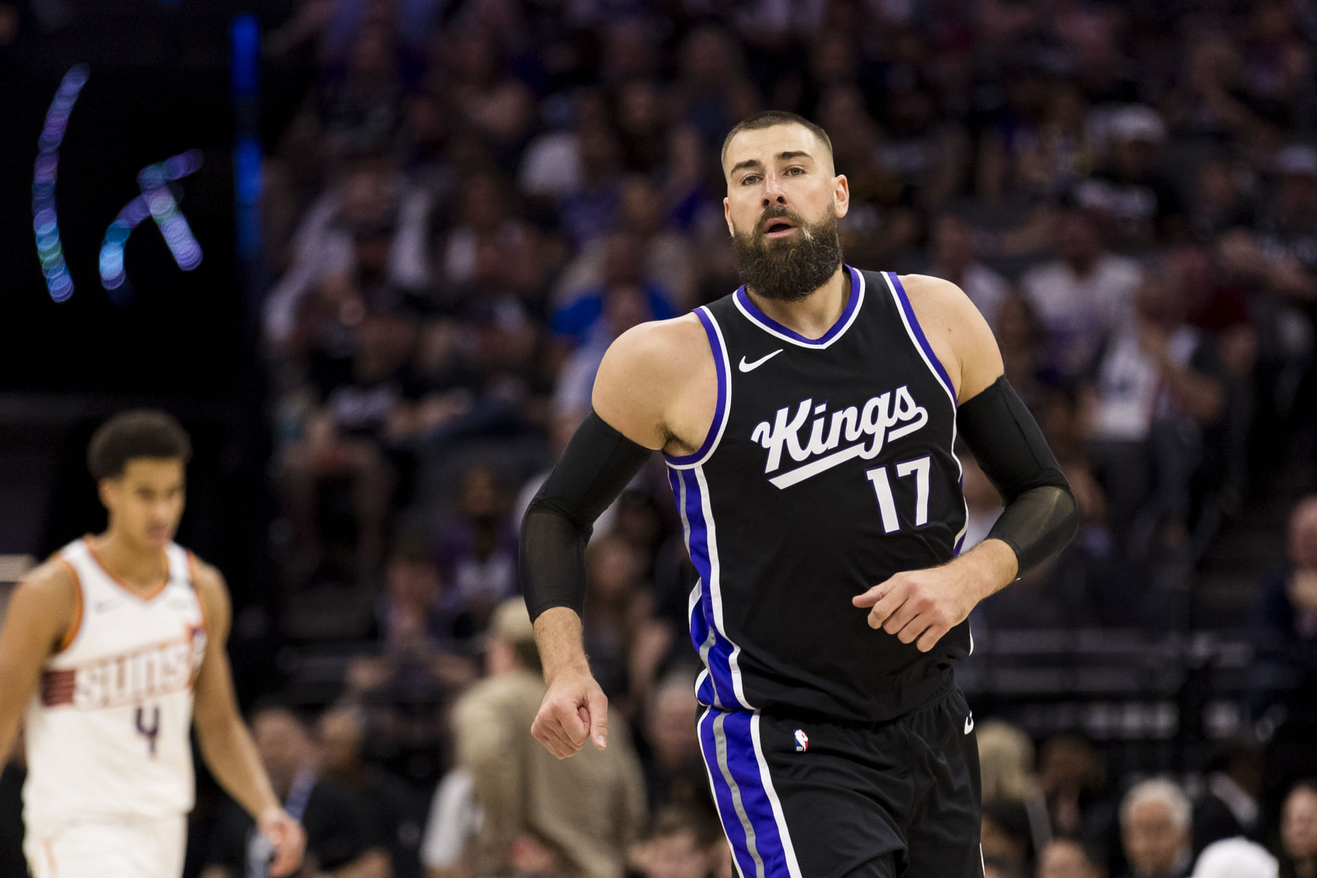Bývalé centrum Sacramento Kings Jonas Valanciunas (17) beží v štvrtom štvrťroku proti súdu proti Phoenix Suns v centre Golden 1. Povinný kredit: John Hefti -Imagn Images - Zdroj: Imagn