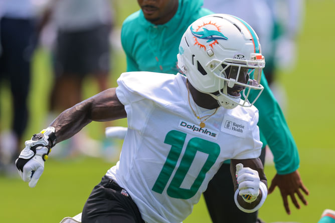 Chad Johnson links Tyreek Hill to $4,850,000,000 AFC team amid growing trade rumors around Dolphins WR