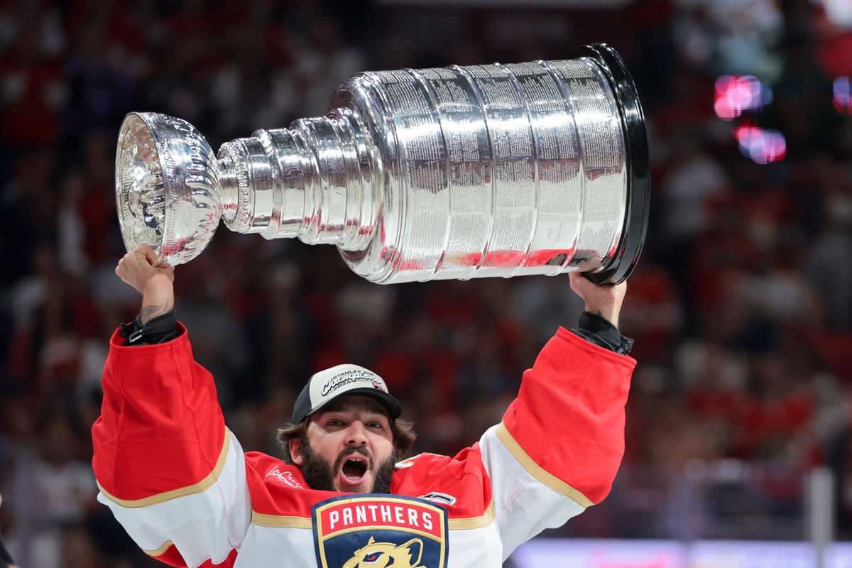 "This is outrageous": Ex-NHL star slams league's decision barring players from carrying Stanley Cup to Russia