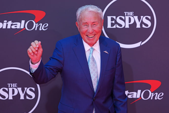 "This legend deserves a G6 to Columbus": Fans overjoyed with airlines' warm gesture for Lee Corso before his retirement trip to Columbus