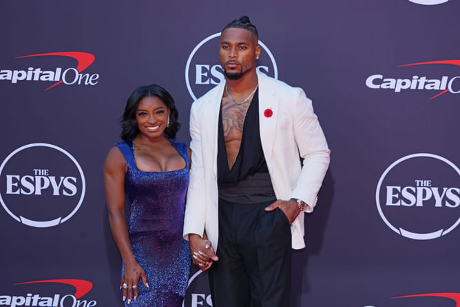 Jonathan Owens’ wife, Simone Biles, drops 5-word message as 7x Olympic gold medalist marks presence at Bears training camp