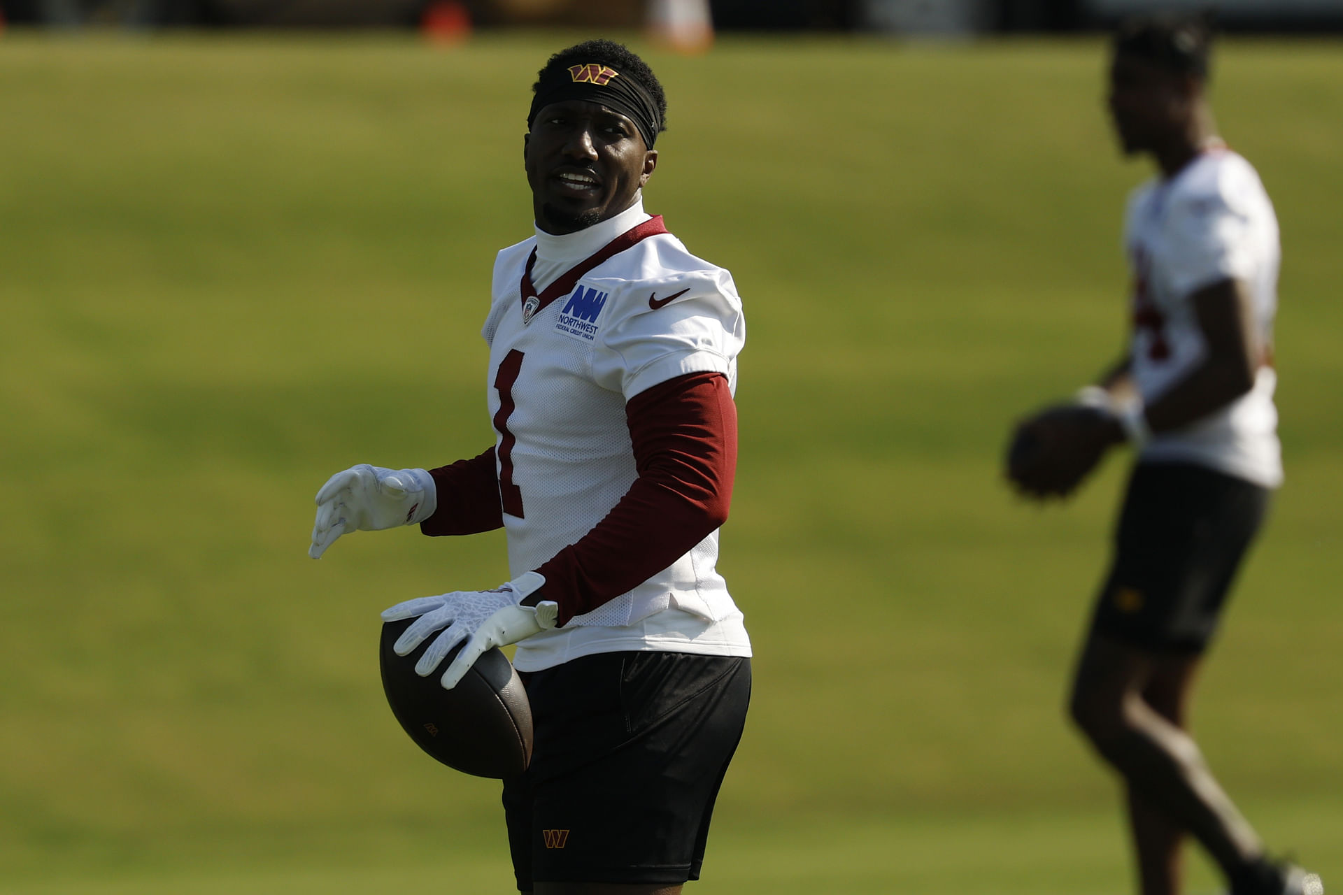 "That was cringe": NFL fans react as Deebo Samuel's injury gets revealed on live TV