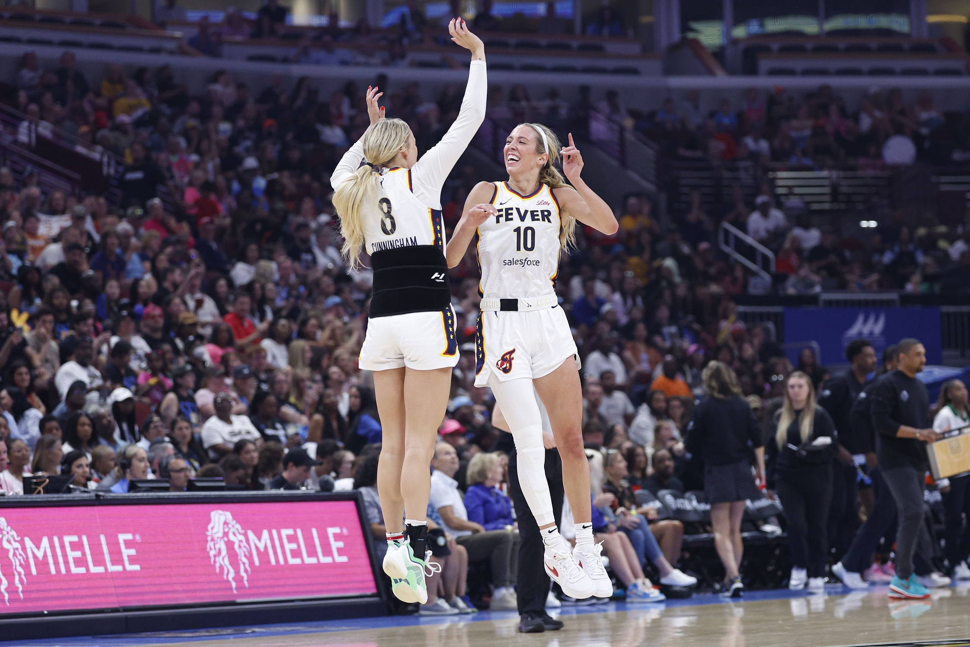 Lexie Hull&rsquo;s mom responds with grace amid debate over Sophie Cunningham taking starting spot despite her stellar stats  (Source: Imagn)