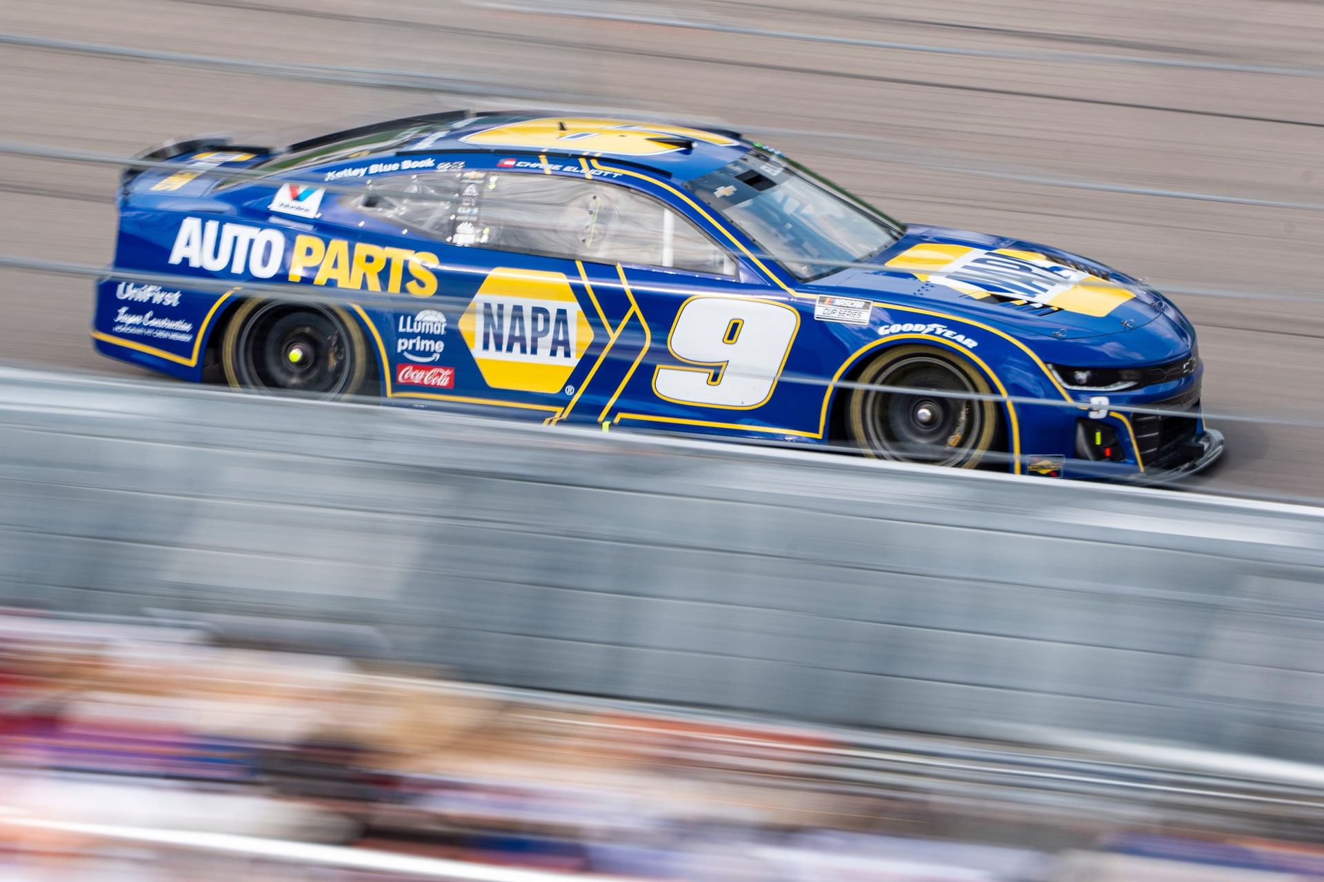 Chase Elliott drives the #9 Chevrolet Camaro for Hendrick Motorsports - Source: Imagn
