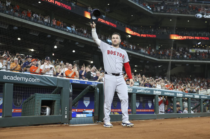 Watch: Cheers for Alex Bregman on Astros return turns into boos after first at bat