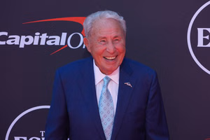 CFB legend Lee Corso breaks down in tears as hometown arranges perfect tribute before his final headgear pick at GameDay station