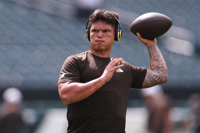 Dillon Gabriel's fiancée Zo Caswell reacts as Browns rookie makes debut in preseason game vs Eagles