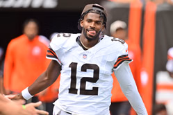 Derek Carr blasts Browns for limiting Shedeur Sanders’ reps while highlighting Dillon Gabriel’s two-minute drill