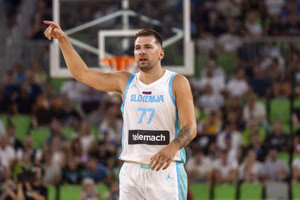 What happened to Luka Doncic? Slovenian star hurt in intense collision, heads to locker room (Aug. 16)