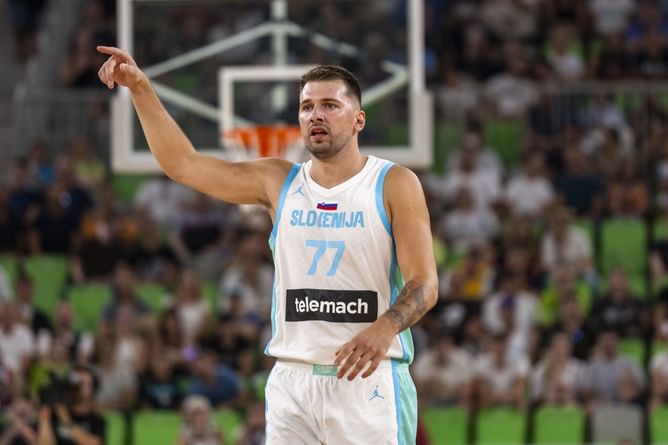 What happened to Luka Doncic? Slovenian star hurt in intense collision, heads to locker room (Aug. 16)