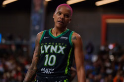 "Wtf is you doing boy": Courtney Williams loses it at courtside staff as shoe cleaner disrupts live-ball play during Fever-Lynx