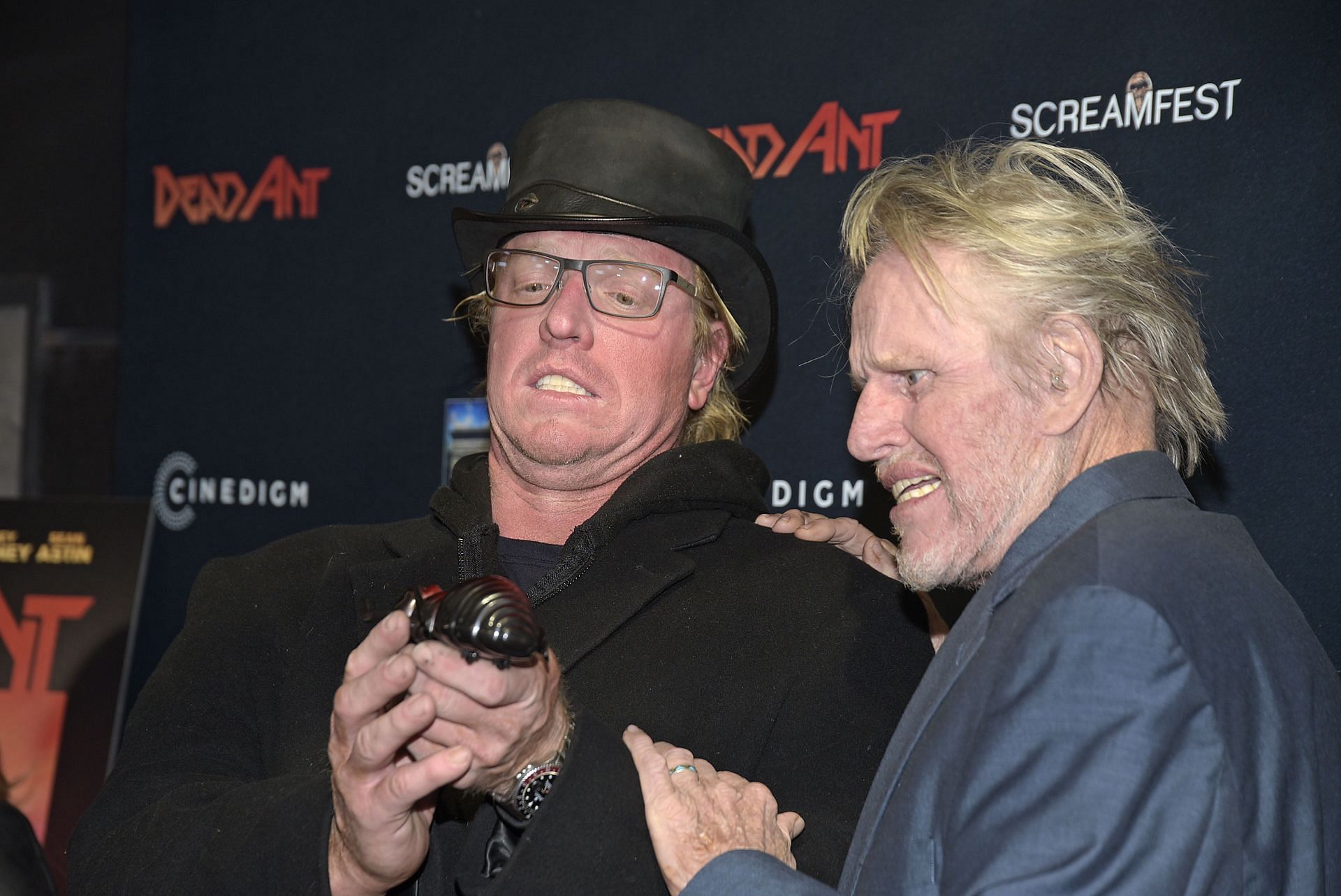 Jake Busay e Gary Busey estão participando da exibição de estréia de Los Angeles "Formiga morta" Em 22 de janeiro de 2019, Hollywood está na Califórnia no TCL China 6 Theatre. (Foto via getty)