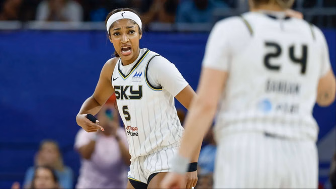 Angel Reese explodes at $66,079 teammate for ignoring her during fastbreak sequence