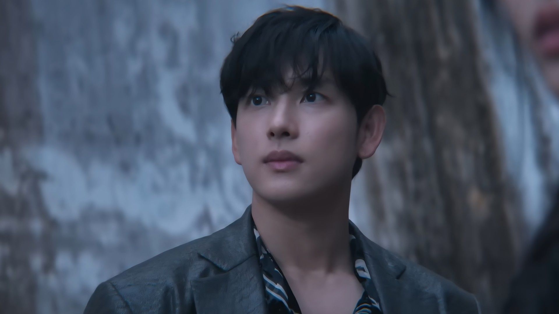 Yim Si-Wan in the trailer (Image via YouTube/@netflixkcontent)